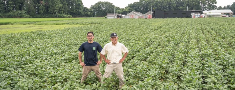 豆畑に立つ生産者